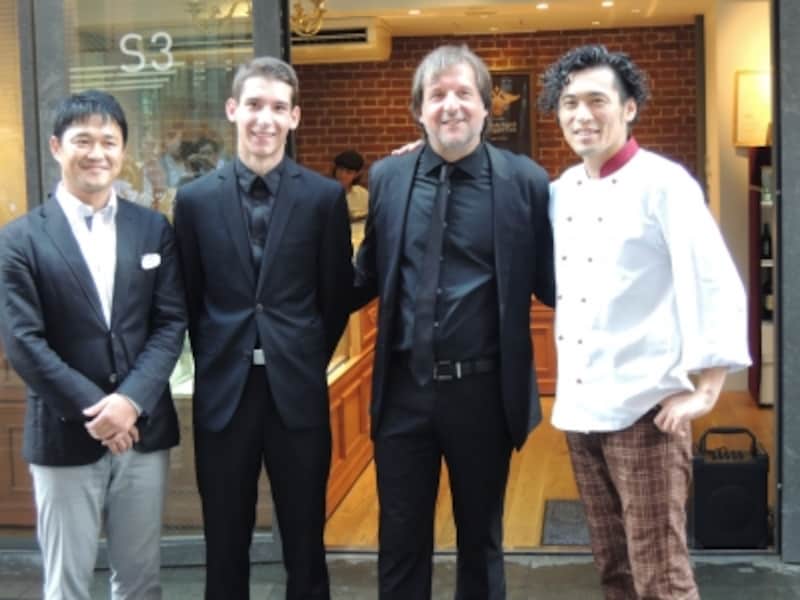 左からJR東日本ステーションリテイリングの三井剛さん、エーデッガ・タックス9代目ロベルト・エーデッガーさん、10代目マティアスさん、野澤孝彦さん