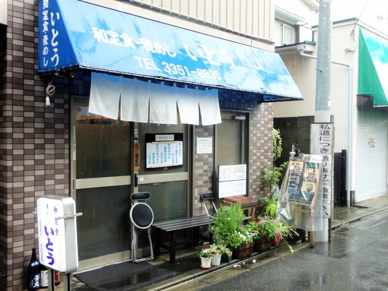 東京女子医大へくる人や近隣のサラリーマンたちでいっぱいだ