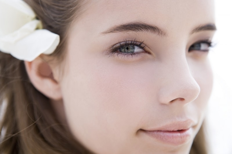 笑みを浮かべている女性