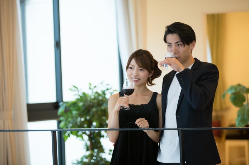 グラスを持ちながら立っている男女