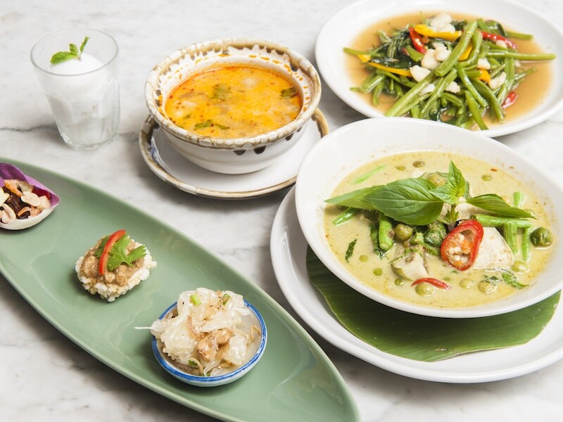 セットランチの内容は、3種類の前菜(ポメロのサラダなど)、スープ(鶏肉のトムヤム)、メイン(メニューから選択。こちらはグリーンカレー)、野菜炒め、アイスクリームという豪華さ。