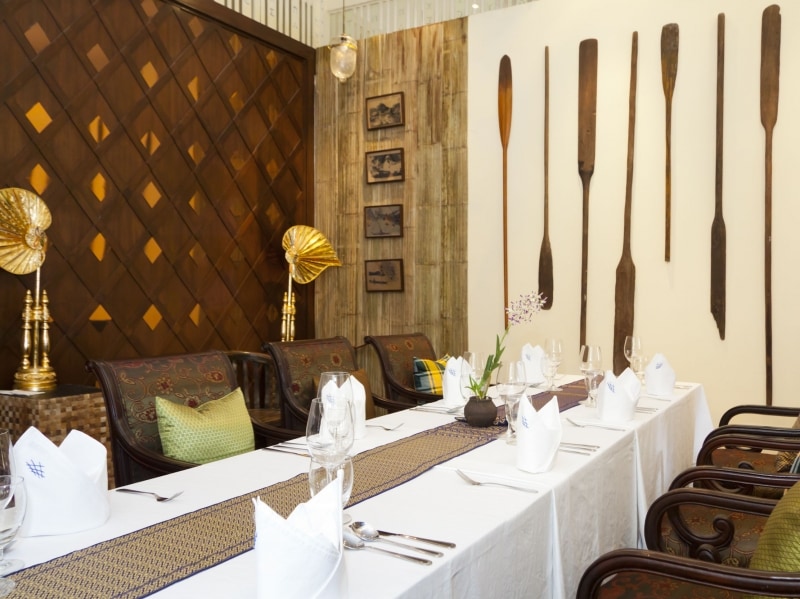 古い木のオールが壁に飾られているVIPルーム