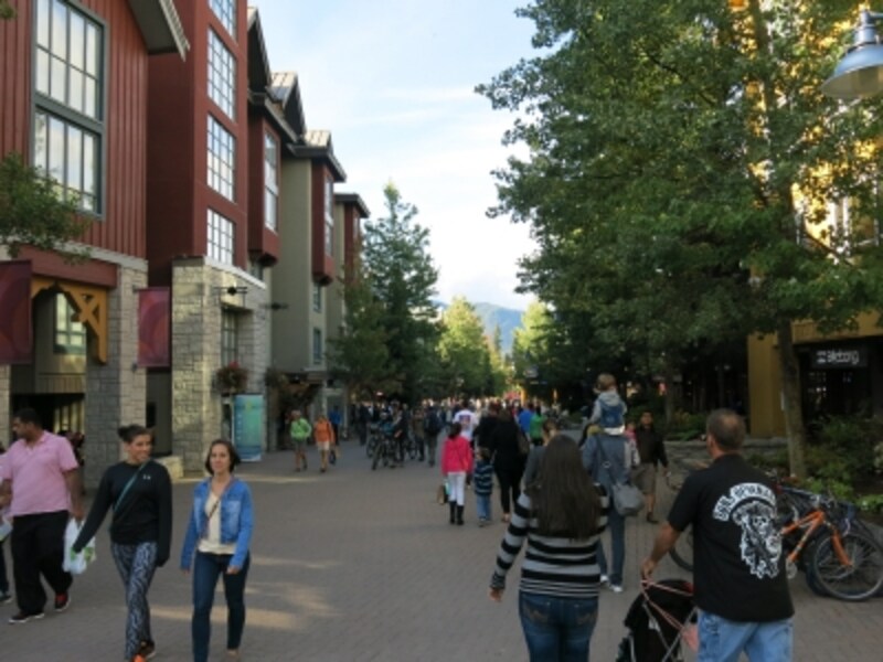 ビレッジストロール、デルタウィスラービレッジスイーツのすぐ横の風景。荷物がなければ、歩きも苦にならないが、スキーやボードを持っての移動は難あり