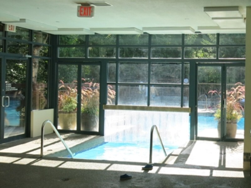 プールはアウトドアだが、館内から入ることができるので、冷たい地面を踏むことなく、入ることが可能