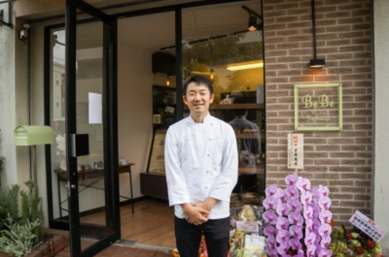 オーナーシェフパティシエundefined捧雄介さん 1977年生まれ、新潟県三条市出身。 辻調理師専門学校undefined卒業 フランス菓子の名店「ルコント」で修業を始め「オテルドゥミクニ」「アロマフレスカ」「ロワゾー・ド・リヨン」を経て「パティスリー カフェ プレジール」のシェフパティシエに就任。 2013年5月に、京王線・千歳烏山駅に自店である「P?tisserie Yu Sasage(パティスリー ユウ ササゲ)」をオープン。