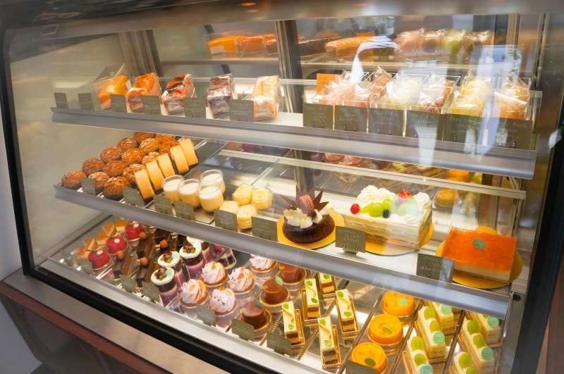 P?tisserie Yu Sasageの生菓子がショーケースに並び