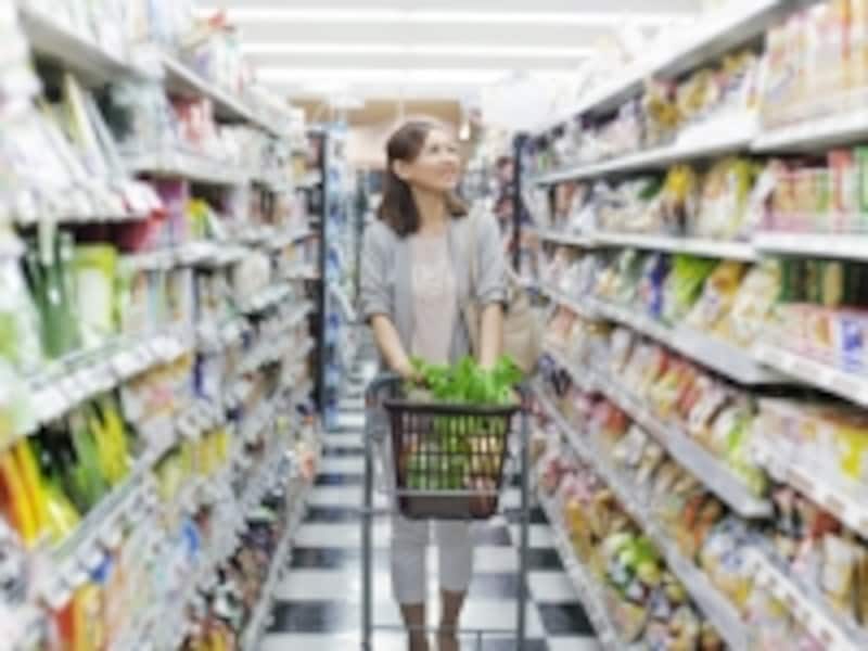 買い物する女性