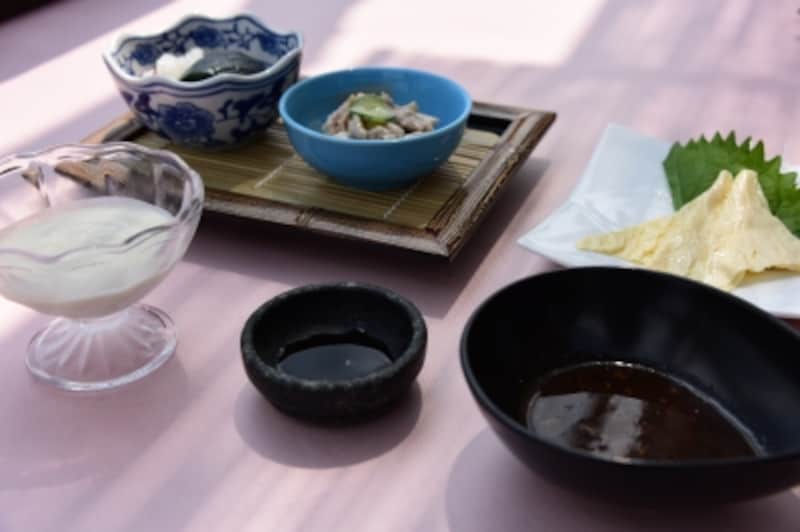 ランチ「岩焼」コースより。濃厚で風味豊かな「自家製クレーム・ド・豆腐」、おばんざい盛合せ、湯葉のお造り。メニューは季節によって変わる