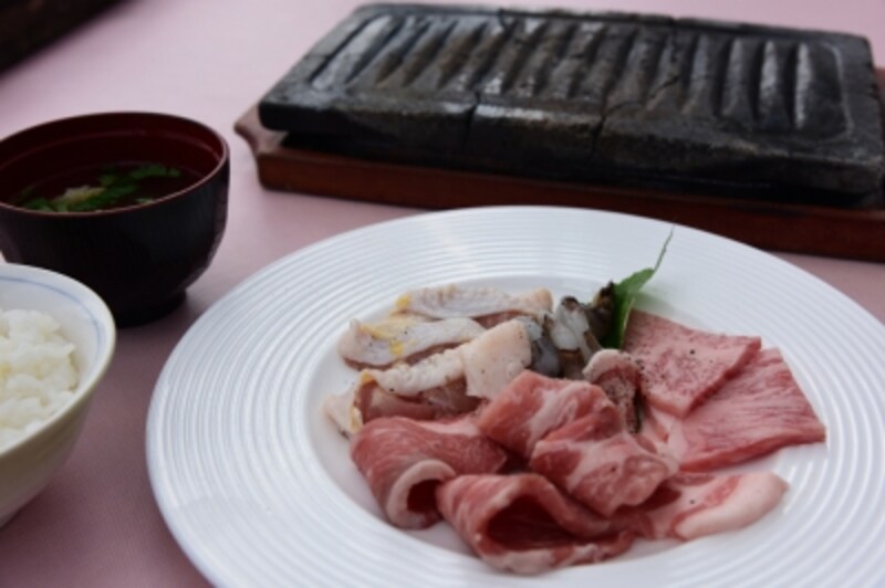 ランチ「岩焼」コースより、三梨牛、京都ポーク、地鶏、海老の「岩焼盛合せ」。