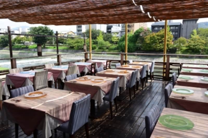 鴨川の河畔にしつらえられたテラス席「納涼床」