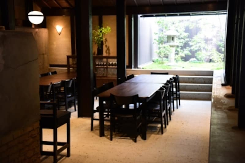 中庭側からダイニングを眺める。ダイニングの向こうには奥庭が見える