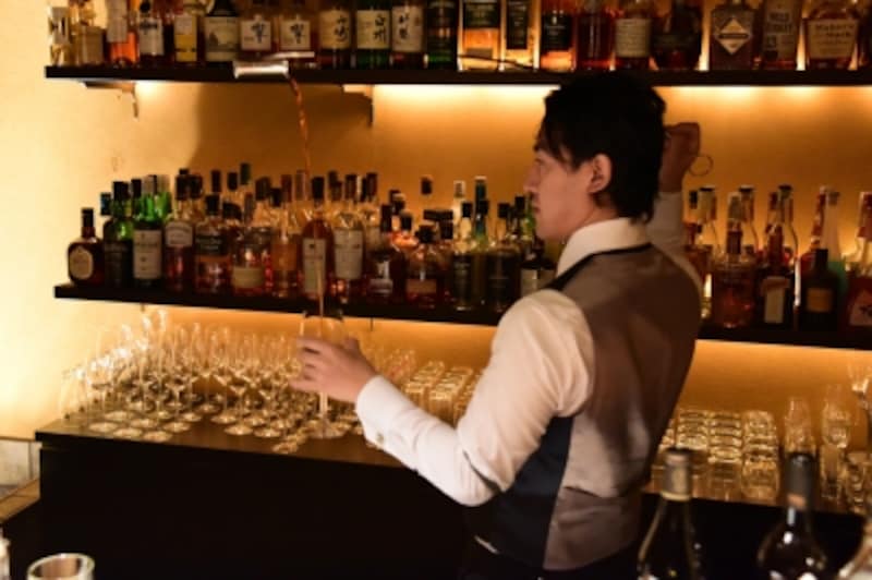 「ベネンシア」を自由自在に使い、グラスにシェリー酒を注ぐ華麗な技