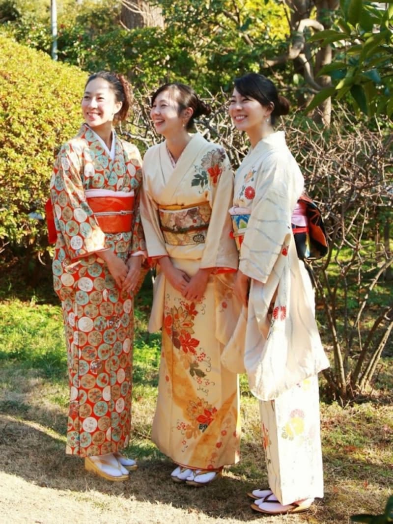 左から、池田めぐみさん(双子の姉)、奥谷さん、池田さゆりさん(双子の妹)。三人で鎌倉の『蕾の家』を創業