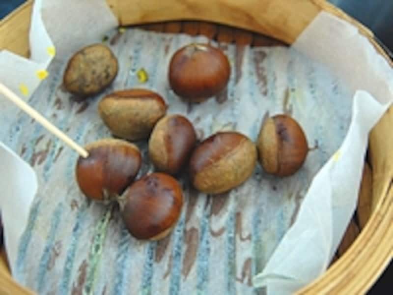 蒸し栗は、竹串で火が通っているか確認しましょう