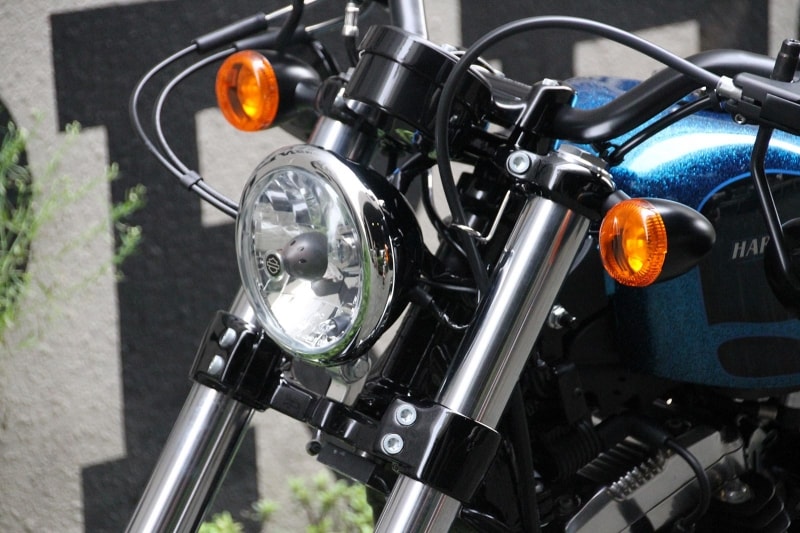 剛性アップしたフロントフォーク&トリプルツリーの採用により、フロントタイヤが切れ込む悪癖が消えた