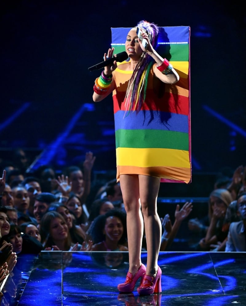LGBTの象徴であるレインボーでステージに現れたマイリー。