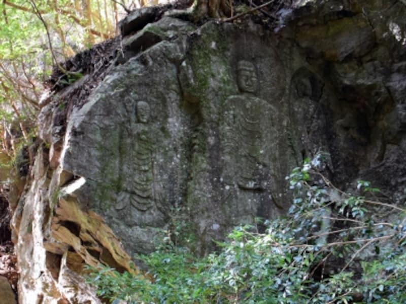 川向こうの崖に彫られた「朝日観音」。鎌倉時代に彫られたもの