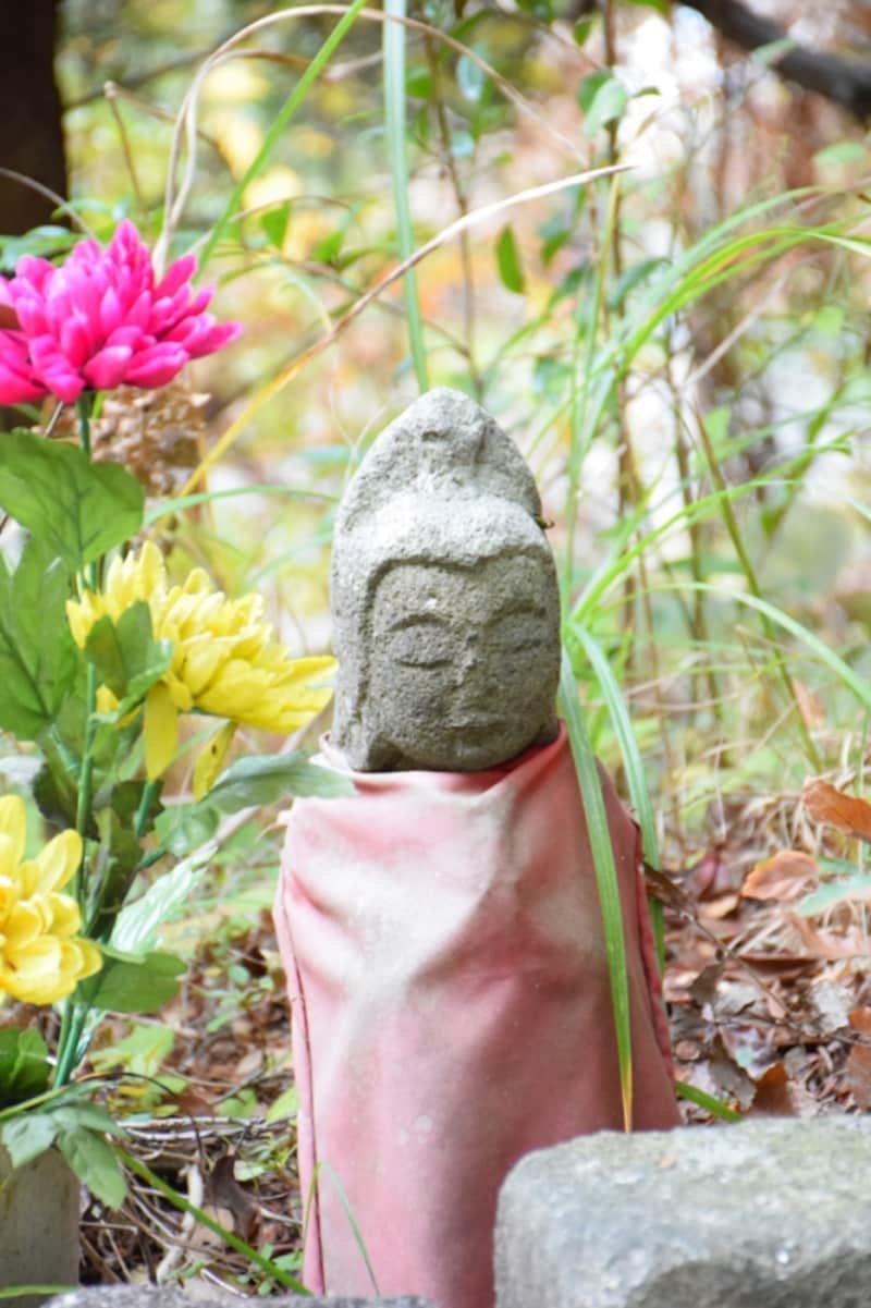 優しげな表情の野辺の石仏(柳生街道)