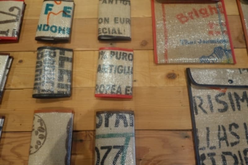 ポーチなどバッグ以外の小物も豊富。