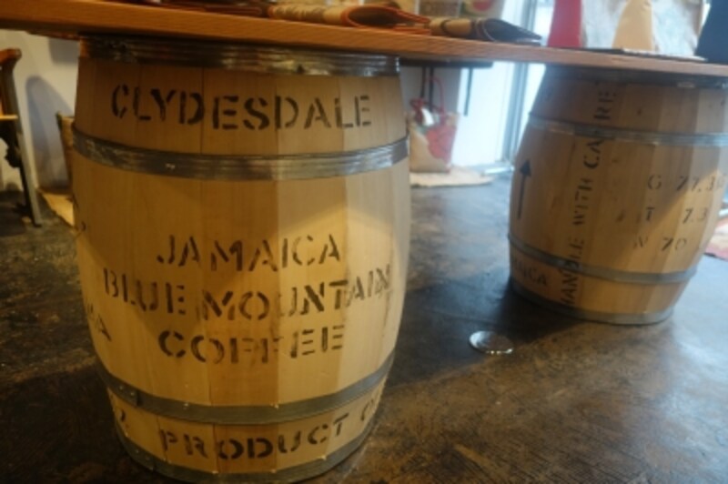 コーヒーの木樽を什器に活用した味わい深いテーブル。