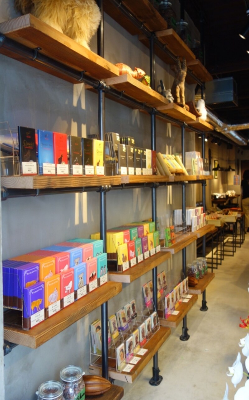 ドアを開けるとずらりとチョコレートバーが！