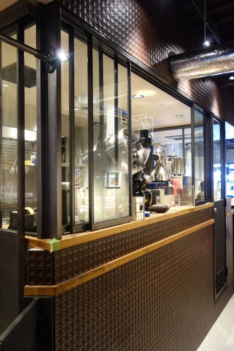 カカオ豆からチョコレートを作るためのマシン