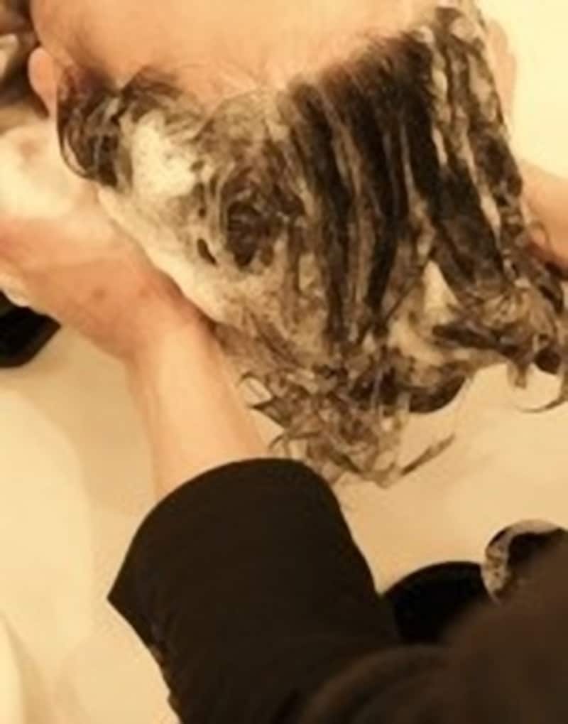 髪の汚れ、頭皮の脂、2度に分けて洗い流すのが鉄則！