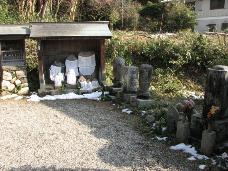 「海柘榴市観音堂」境内の石仏たち