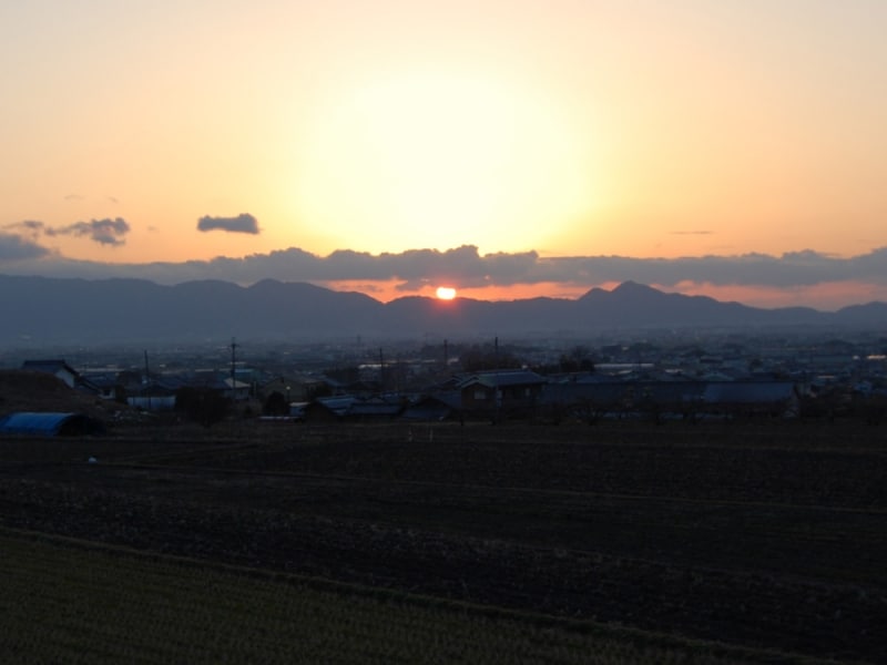二上山の方角に沈む夕日