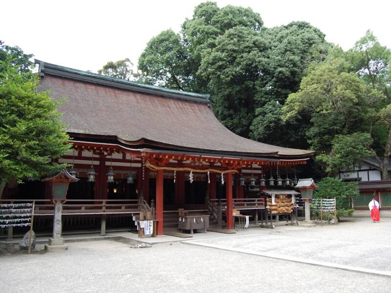 平安時代の末期に白河天皇により宮中の神嘉殿(しんかでん)を寄進されたという石上神宮拝殿は国宝に指定されている