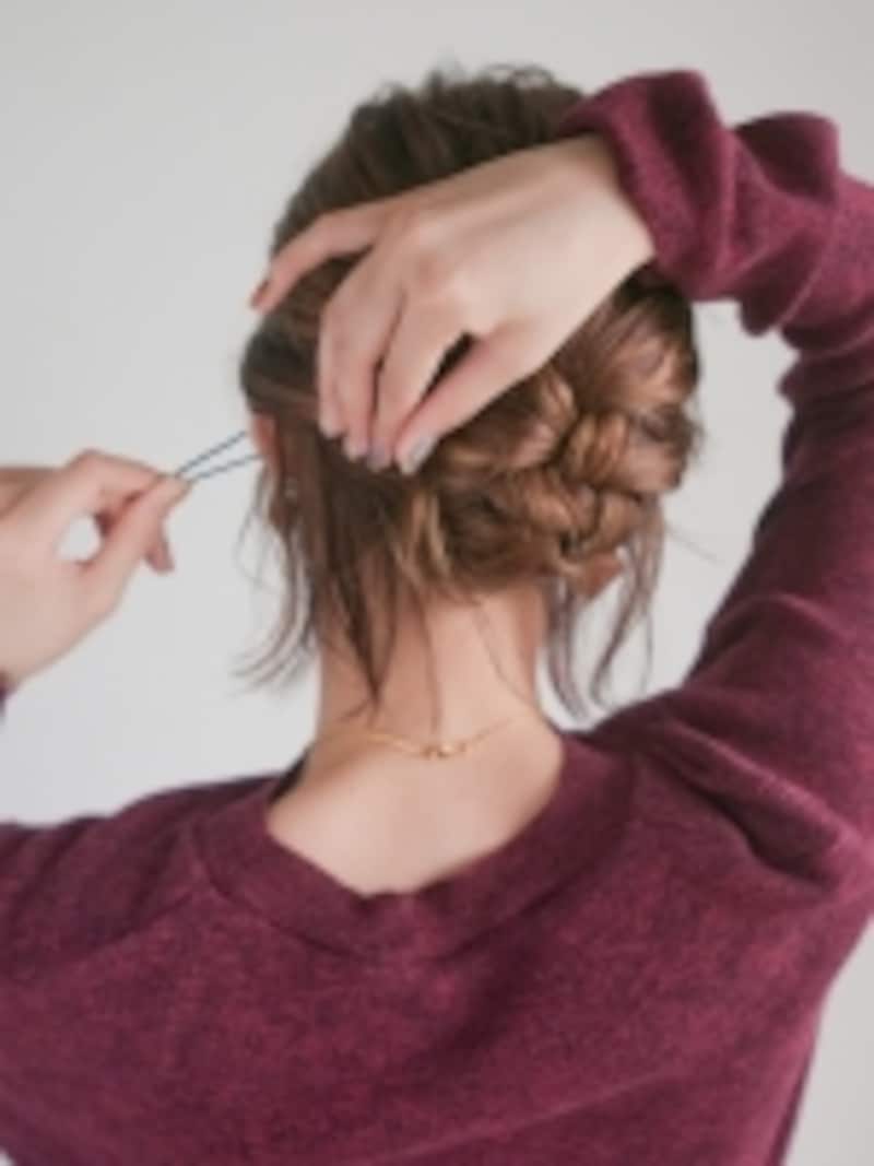 超簡単 ざっくり三つ編みでつくるルーズなまとめ髪 ヘアアレンジ All About 超簡単 ざっくり三つ編みでつくるルーズなまとめ髪 ヘアアレンジ All About