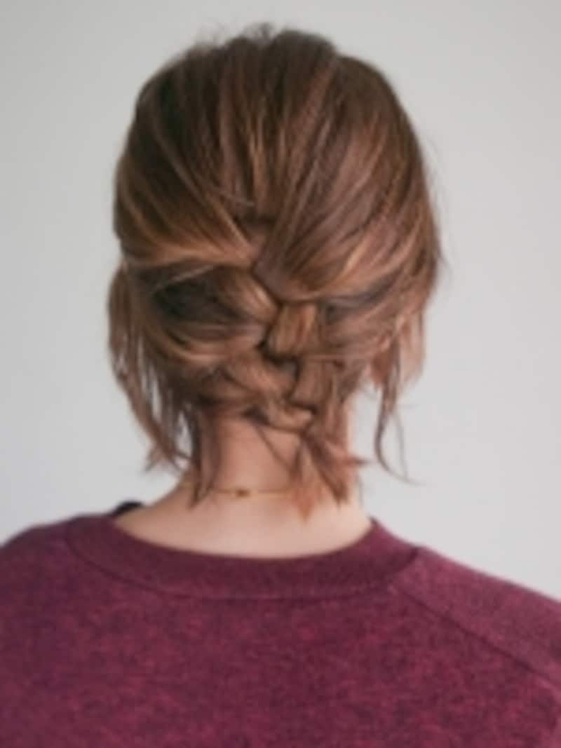 超簡単 ざっくり三つ編みでつくるルーズなまとめ髪 ヘアアレンジ All About 超簡単 ざっくり三つ編みでつくるルーズなまとめ髪 ヘアアレンジ All About