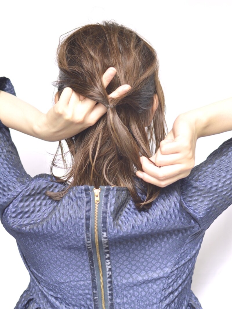 しっかり穴を大きく開くと毛束を入れ込みやすい