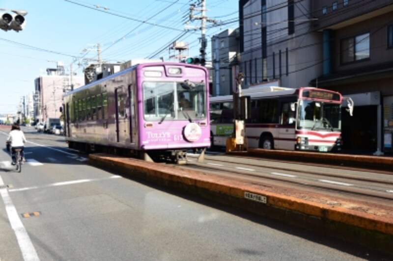 路面電車区間を走る「嵐電」
