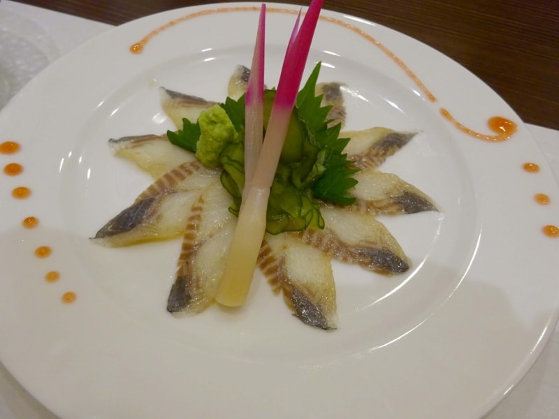 「名物うなぎの酢〆うら梅造り」