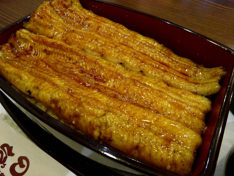 「特選うぐいす」焦げ目がなく綺麗な黄金の飴色をしている