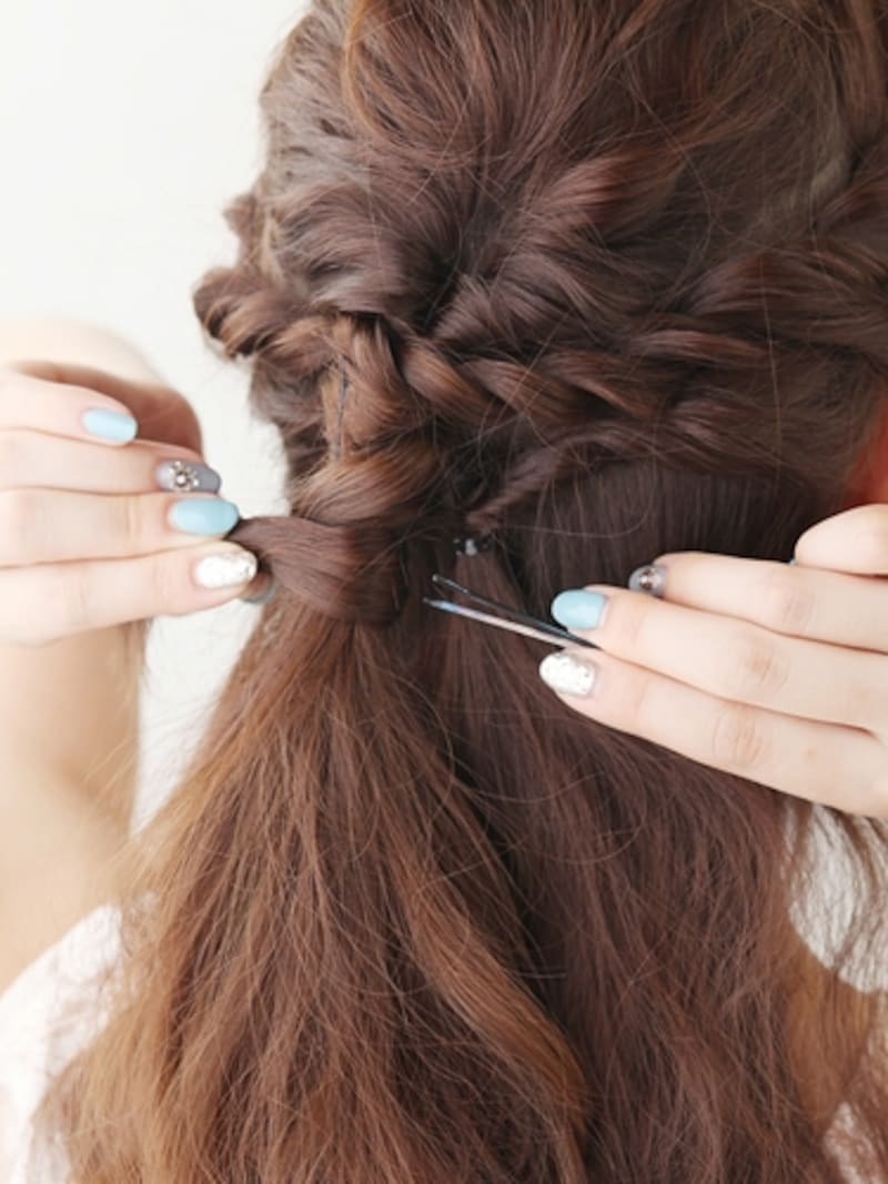 結び目の裏側にピンをす