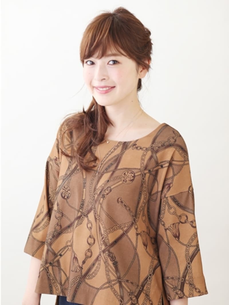 プリントが大人っぽいプルオーバーブラウス