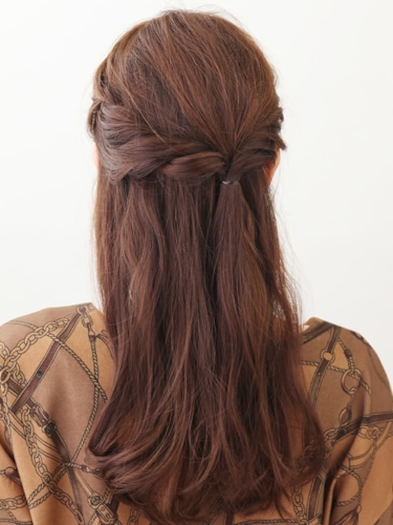 結び目が頭から浮かないように、下方向に向かって絞る