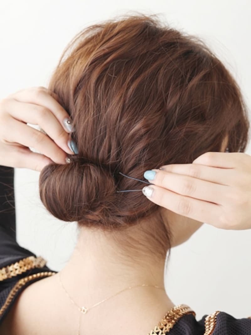 シニヨンの内側に隠れるようにピンをさす