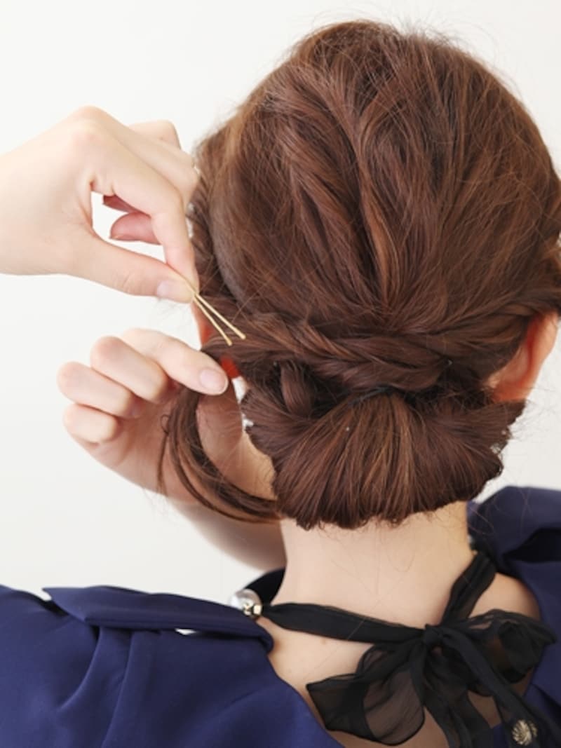 地肌にピン留めするつもりで毛流れに対して直角に