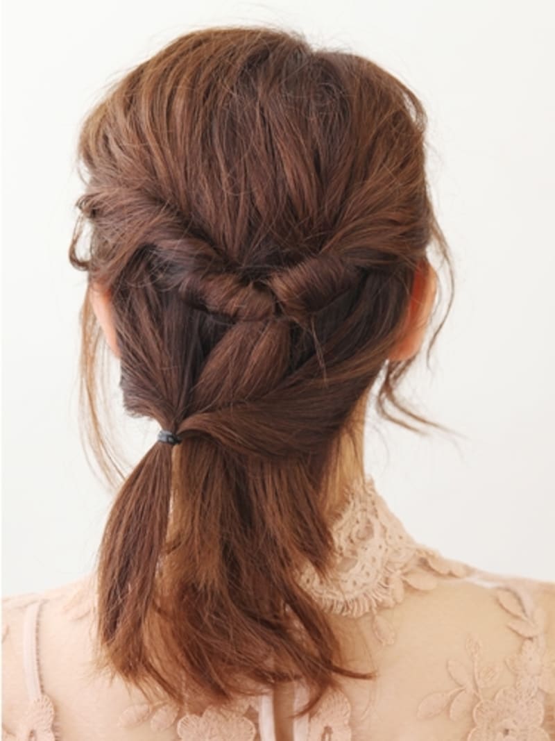 正面からもシニヨンが見えるように左側でくるりんぱ