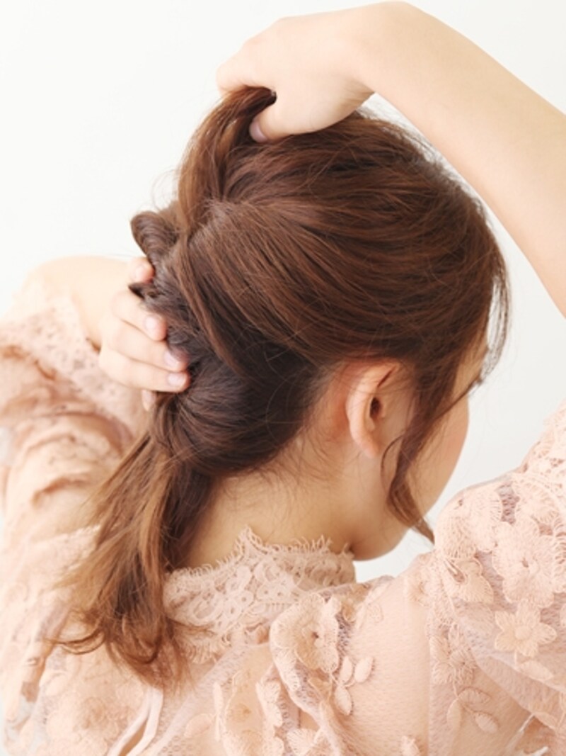 結び目を押さえながら行うと崩れにくい