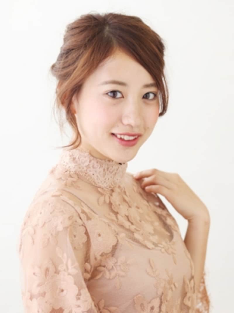 ミディアムヘア クラシカルなねじりシニヨンアレンジ 結婚式 パーティーヘアアレンジ All About ミディアムヘア クラシカルなねじりシニヨンアレンジ 結婚式 パーティーヘアアレンジ All About
