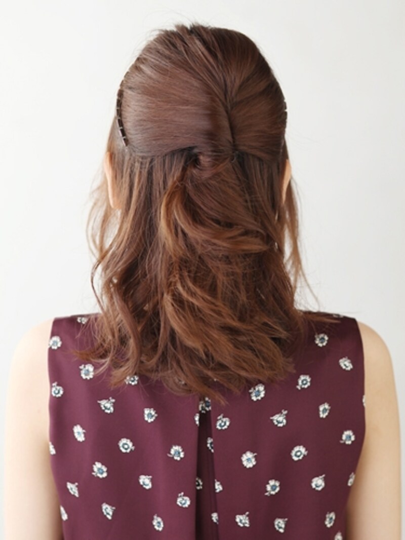 ねじりハーフアップ・ミディアムヘアバック