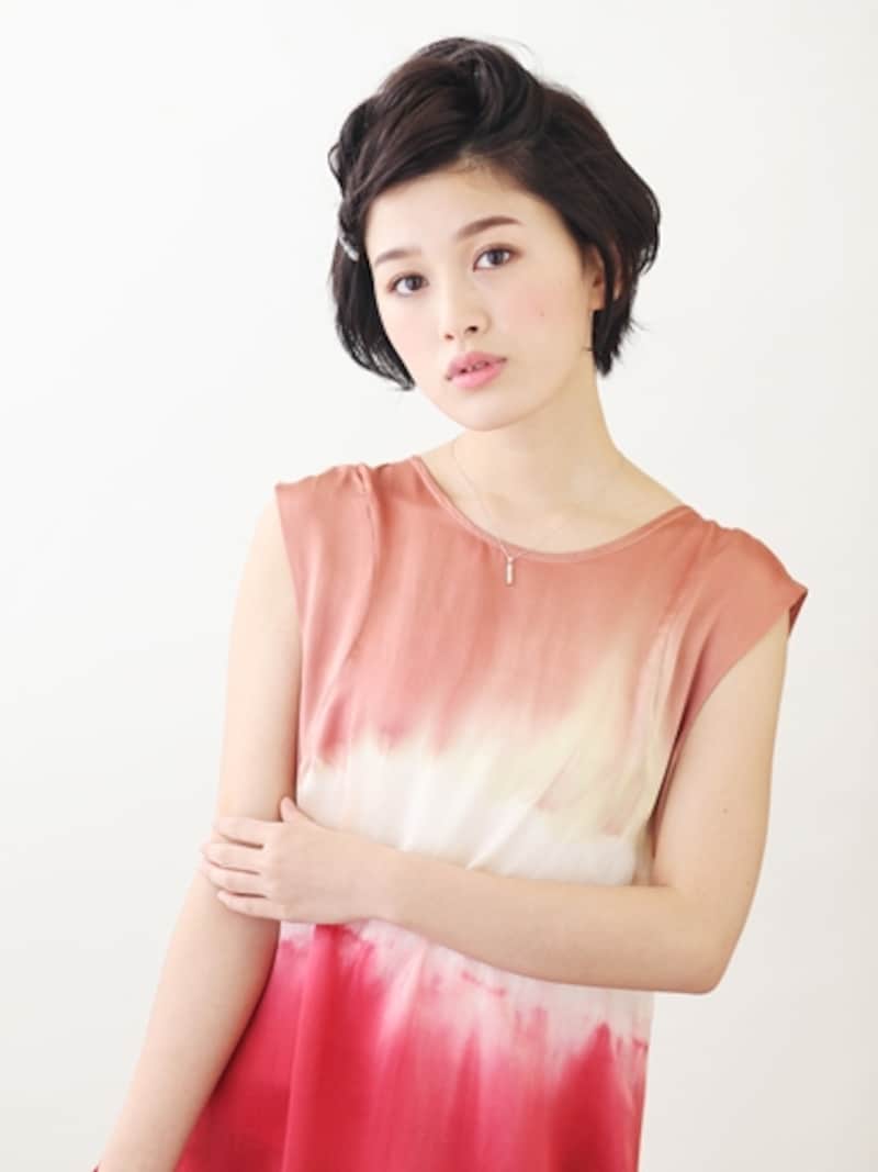 光沢感のあるブラウスでドレスアップ