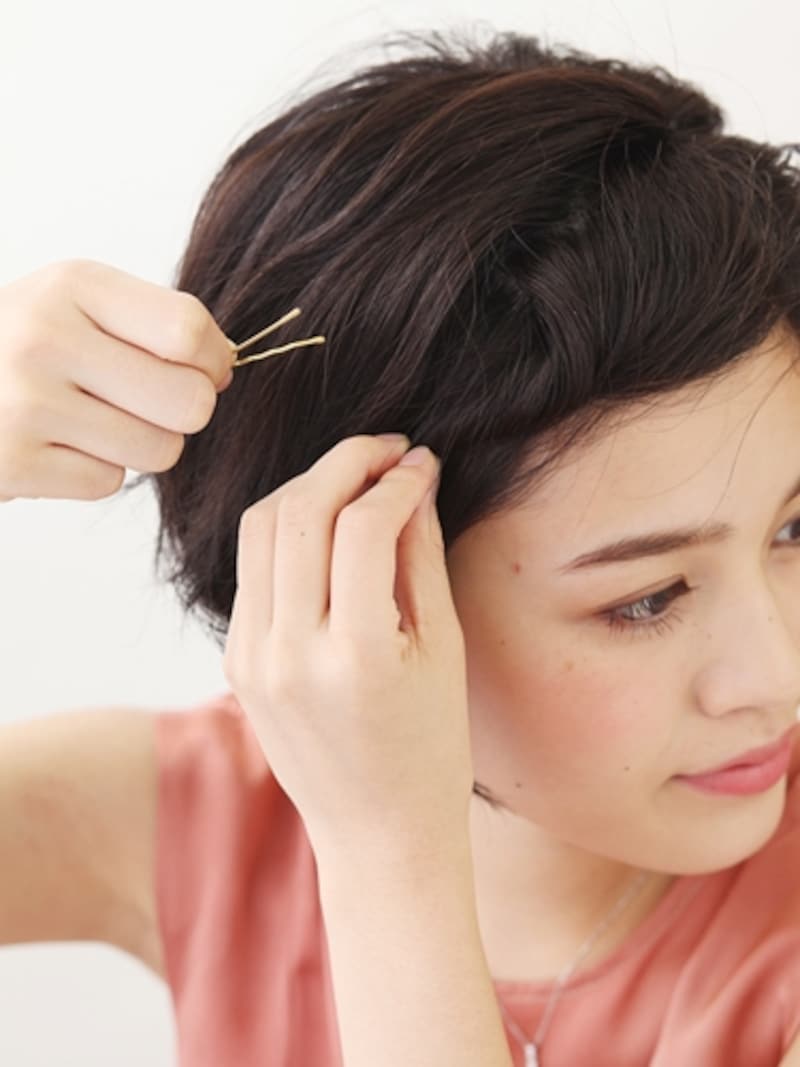 1つ目のポンパドールをこめかみ位置に留める