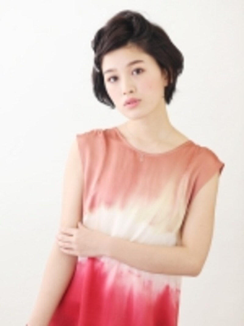 2 2 ショートヘア オシャレ度アップの変形ポンパドール 結婚式 パーティーヘアアレンジ All About