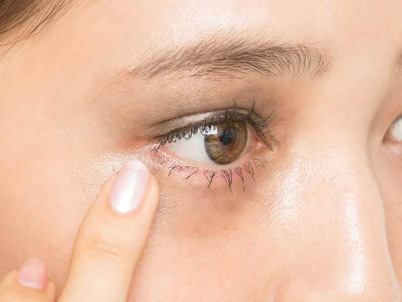 3undefinedブラウンのアイシャドウを、目の周りに四角く塗る