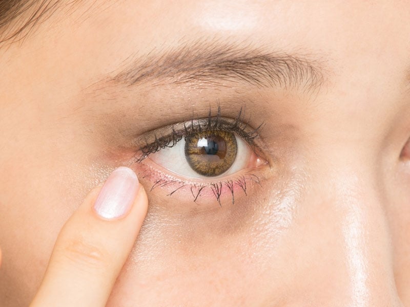 5undefined黒のアイシャドウを塗り重ねて、スポンジで指紋を消す